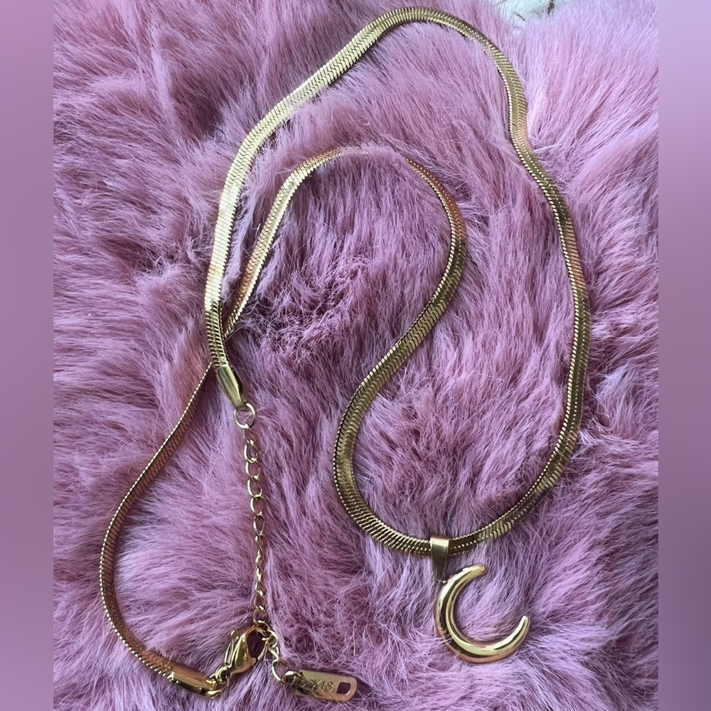 Gold La Luna necklace 🌙